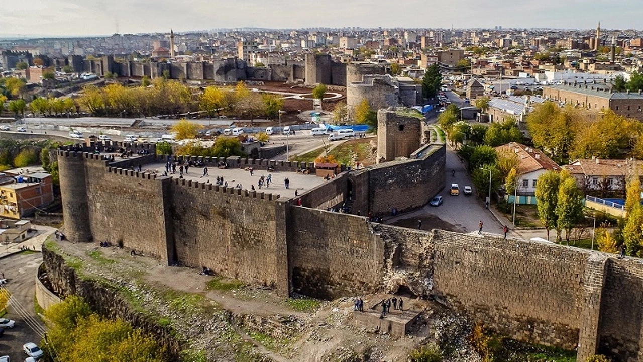 Diyarbakır Surları Aşktan Çektiğini Savaşlardan Çekmedi