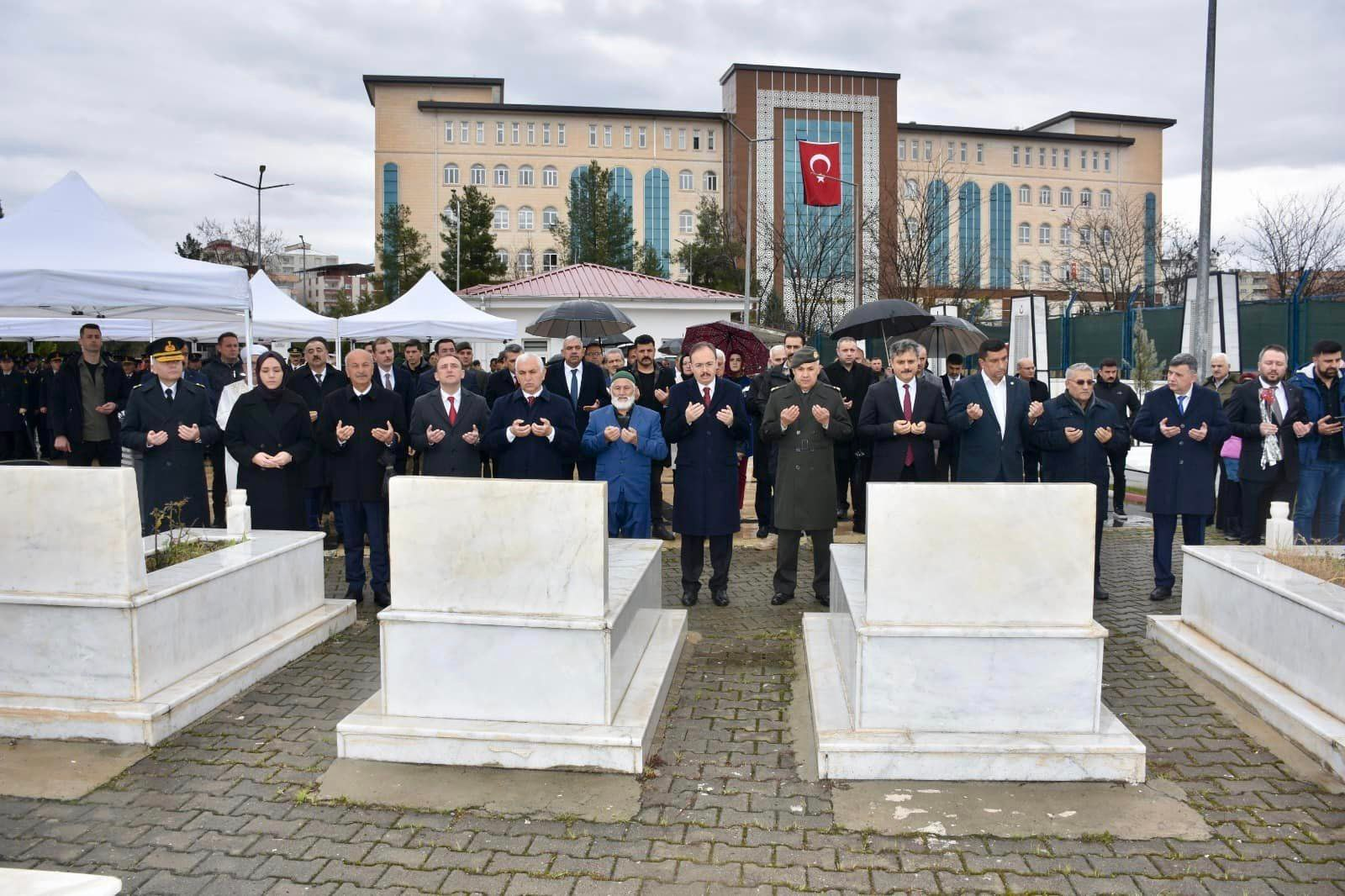 Siirt Valisi Siirt Garnizon Şehitliği'Ni Ziyaret Etti | Siirt Olay Haber