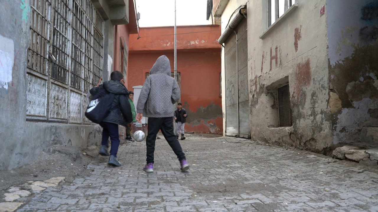 Siirt’te Mahalle Aralarında Futbol Oynanmaya Devam Ediyor