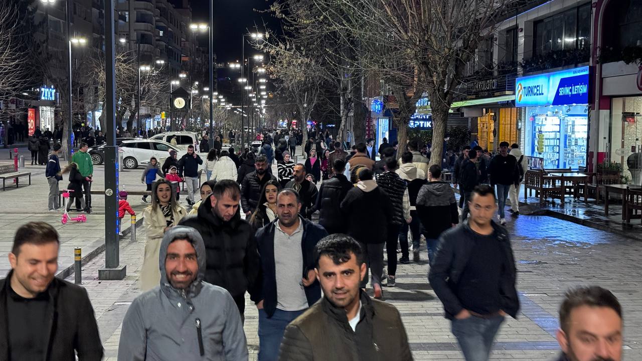 Siirt’te İftar Sonrası Vatandaşlar Sokaklara Döküldü | Siirt Olay Haber