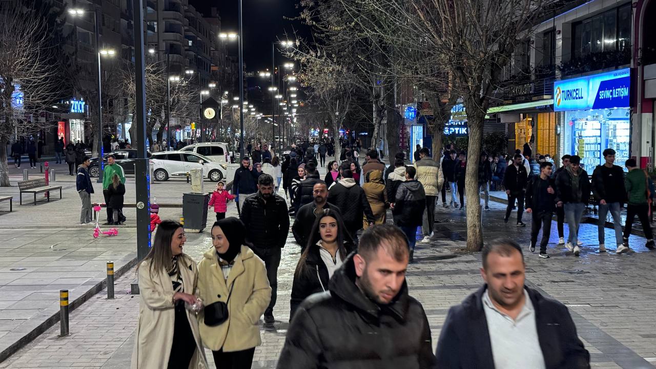 Siirt’te İftar Sonrası Vatandaşlar Sokaklara Döküldü | Siirt Olay Haber