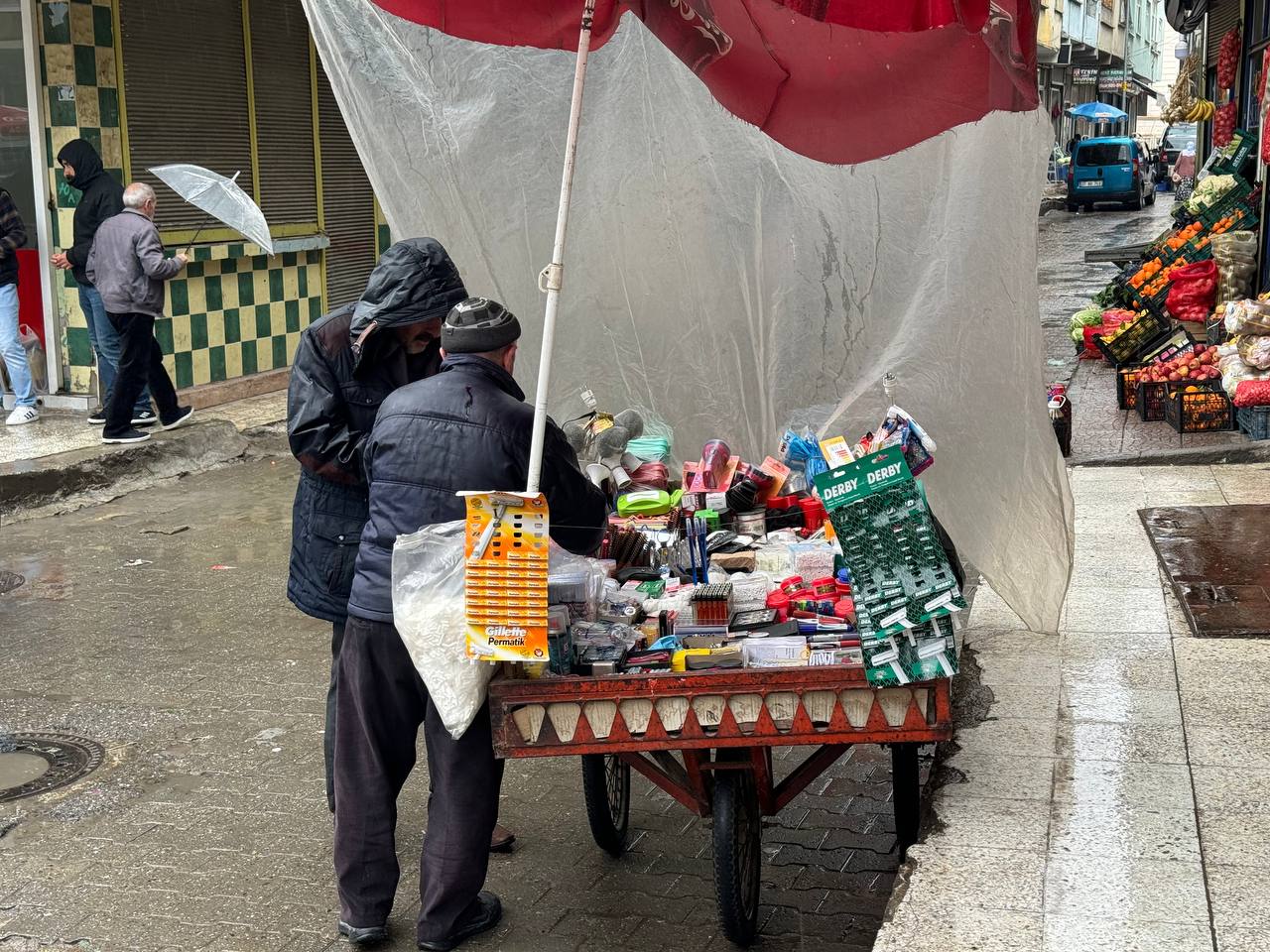 Mahalle Aralarında Gezerek Evini Geçindiriyor | Siirt Olay Haber