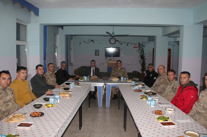 Siirt’in Tillo İlçe Kaymakamı Jandarma Personeli İle İftar Açtı