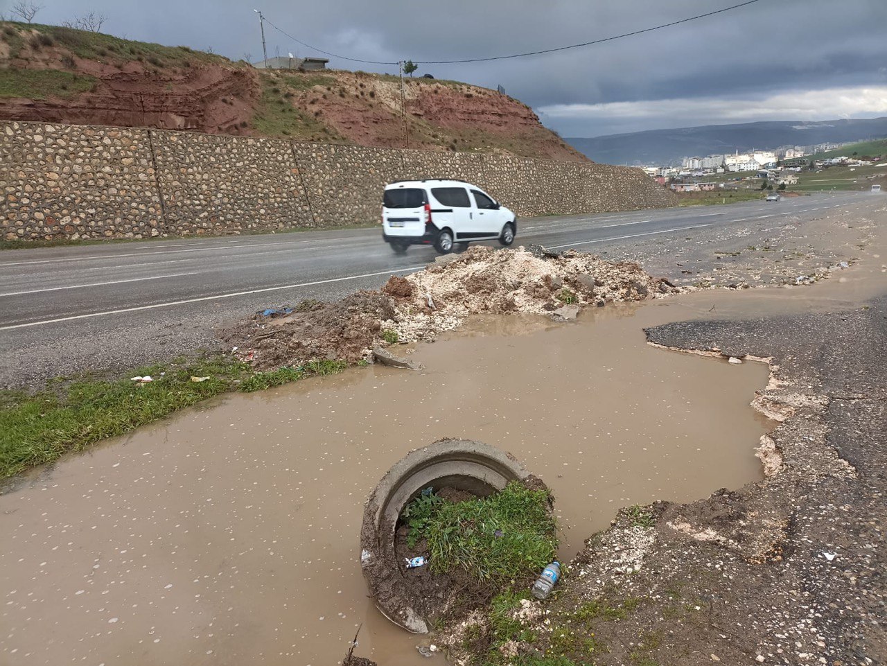 Siirt’te Bozuk Bırakılan Yol Kazaya Davetiye Çıkarıyor | Siirt Olay Haber