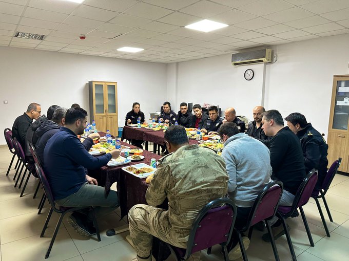 Siirt’e Bağlı Kurtalan İlçe Kaymakamı İftarı Görev Başındaki Polislerle Açtı | Siirt Olay Haber