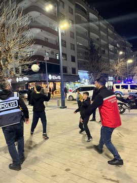 Siirt Sosyal Hizmet Merkezi Mobil Ekibi Sokakta Çalıştırılan Çocukları Yalnız Bırakmadı | Siirt Olay Haber