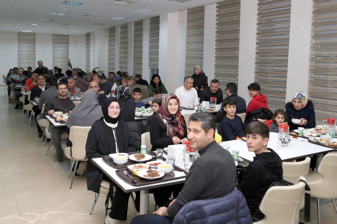 Siirt Üniversitesi Personeli İftarda Bir Araya Geldi | Siirt Olay Haber