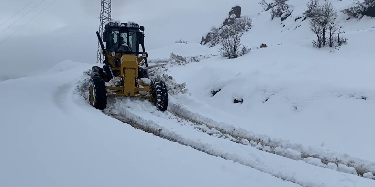 Şırnak’ta Kar Yağışı Hayatı Felç Etti: Yollar Kapandı,Elektrik Direkleri Devrildi,Şehir Karanlığa Gömüldü