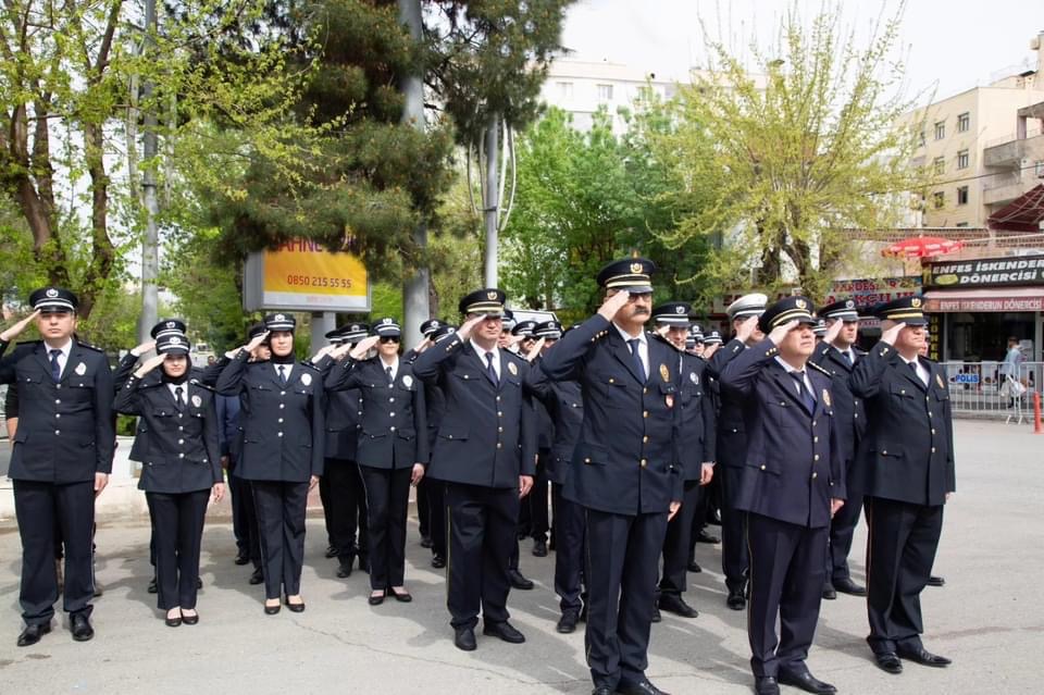 Siirt’te, Polis Haftası Nedeniyle Atatürk Anıtına Çelenk Sunuldu