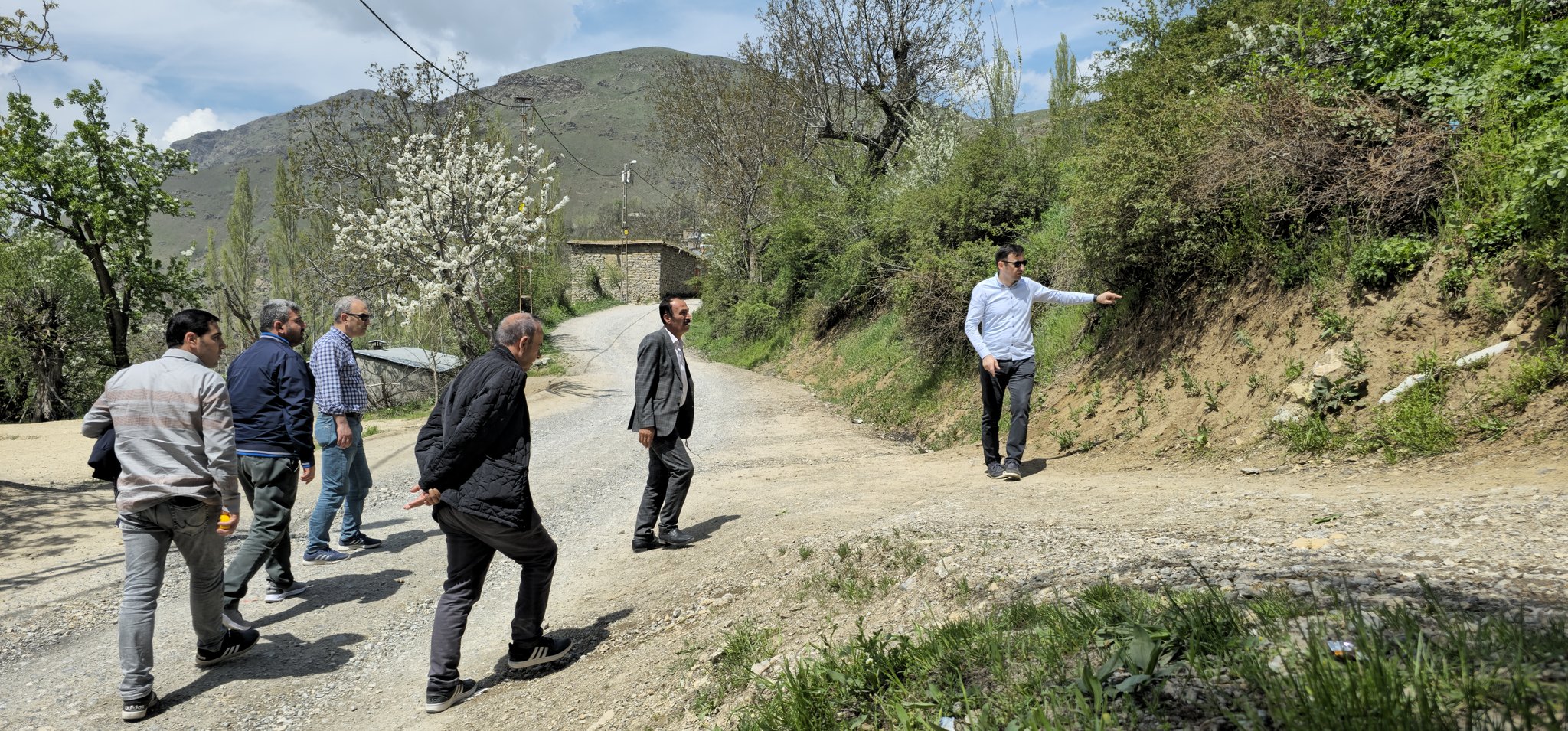 Siirt’in Pervari İlçe Kaymakamı Yol Çalışmalarını Denetledi