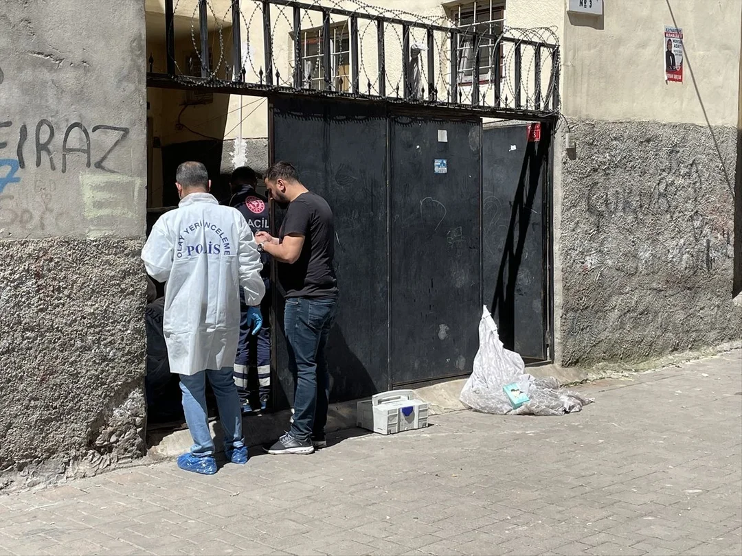 Diyarbakır’Da Eve Düzenlenen Silahlı Saldırıda 1’I Kadın 2 Kişi Öldü