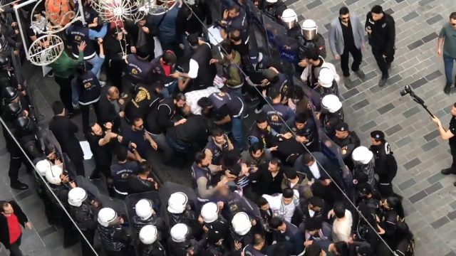 Beyoğlu’Ndaki İsrail Protestolarında Tansiyonu Yükselten An! Polislerin Kelepçelediği Sırada Genç Kıza Tokat Atıldı