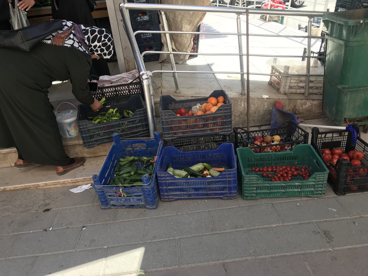 Siirt’te Marketlerin Çürük Diye Ayırdığı Sebze ve Meyveleri Dar Gelirlilerin Aldığı Ortaya Çıktı