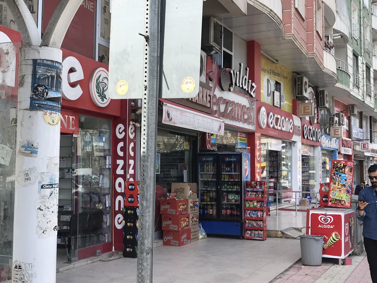 Siirt’Te Araştırma Hastanesinin Karşı Caddesi Eczacılar Caddesi Gibi Oldu