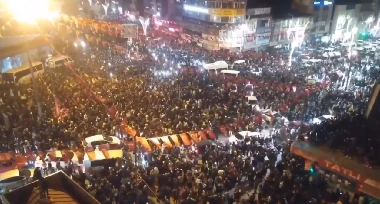 Van’Da Mazbata Krizinin Aşılmasından Sonra Protestolar, Yerini Sevinç Gösterilerine Bıraktı