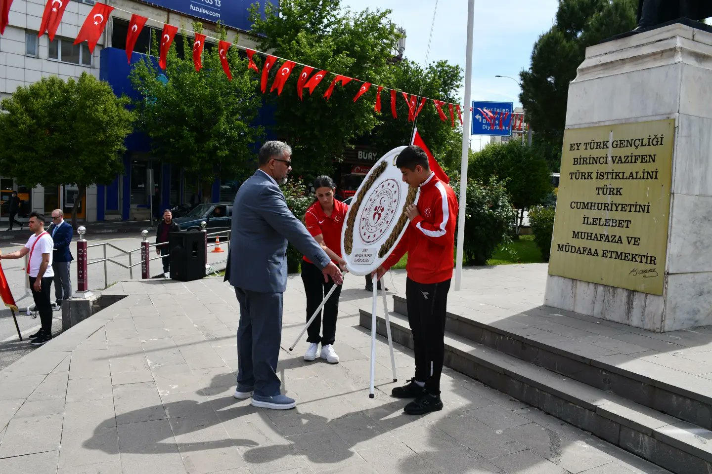 Siirt Gençlik Ve Spor İl Müdürlüğü, 19 Mayıs Gençlik Ve Spor Bayramı'Nda Çelenk Sunma Töreni Düzenledi | Siirt Olay Haber