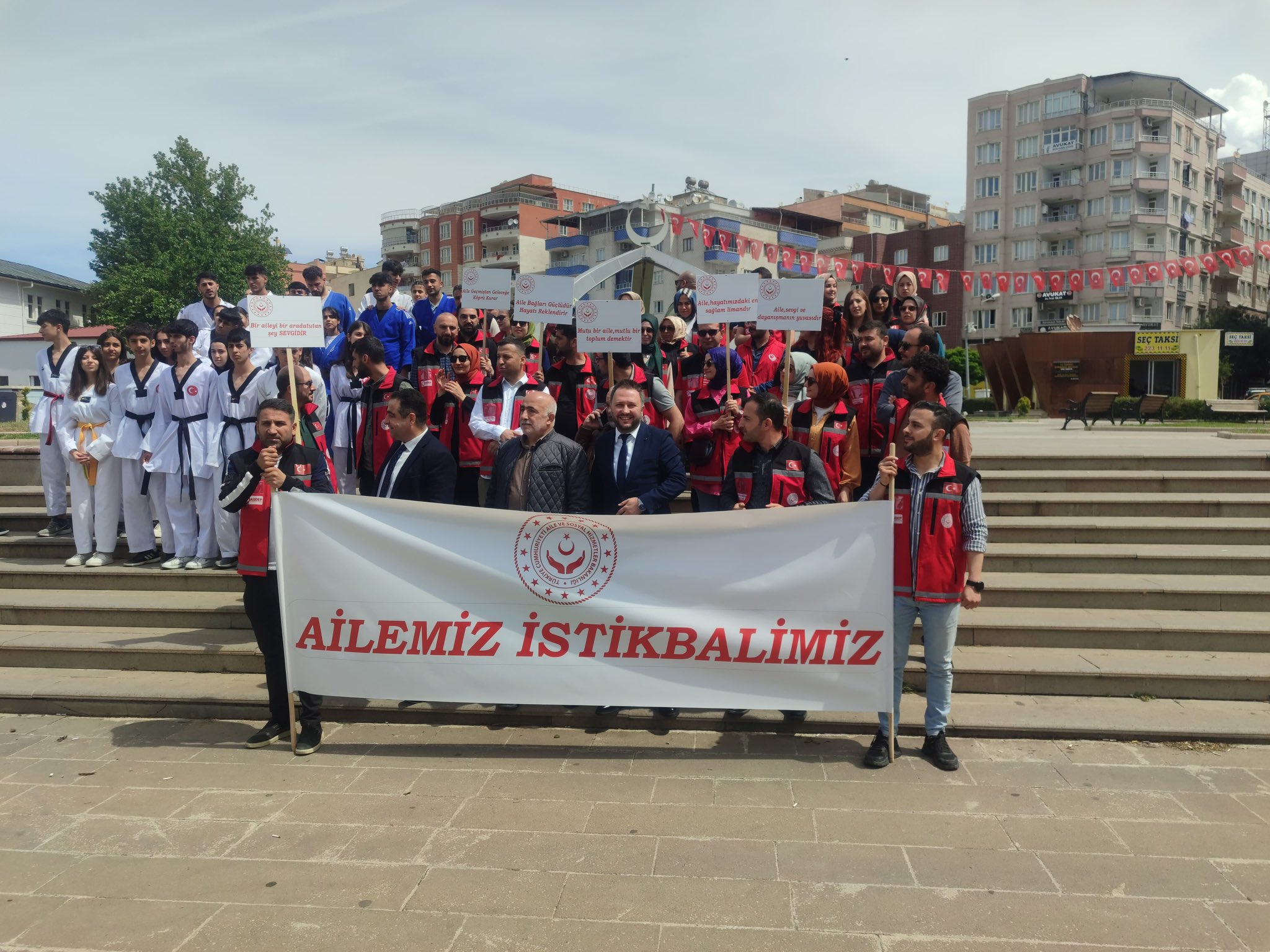 Siirt'Te Aile Haftası Kutlamaları Kapsamında Kortej Yürüyüşü Düzenlendi | Siirt Olay Haber