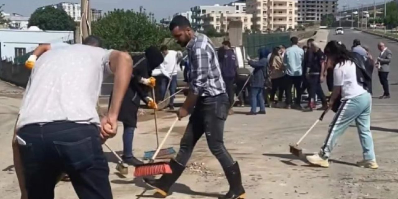 Cizre’De Sel Felaketinin Ardından Halk, Belediye Çalışanlarına Yardım İçin Sokağa Çıktı