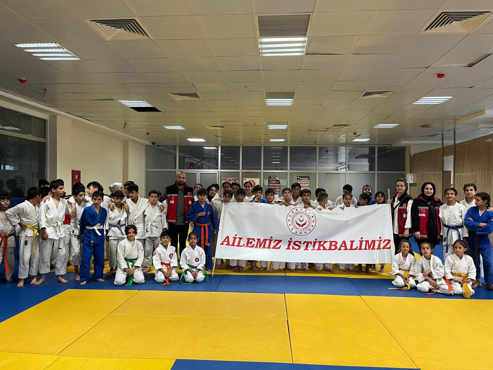 Siirt Sosyal Hizmet Merkezi, Aile Haftası Etkinlikleri Kapsamında Judo Müsabakasında Farkındalık Oluşturdu | Siirt Olay Haber