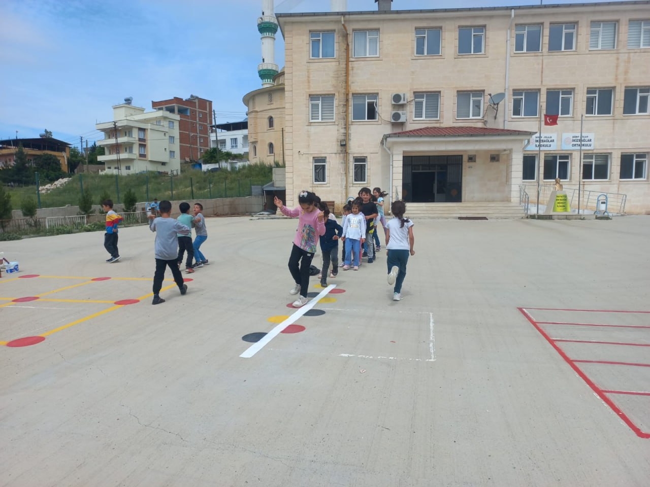 Siirt’te Okul Bahçesine Geleneksel Oyun Figürleri Çizimi Yapıldı | Siirt Olay Haber