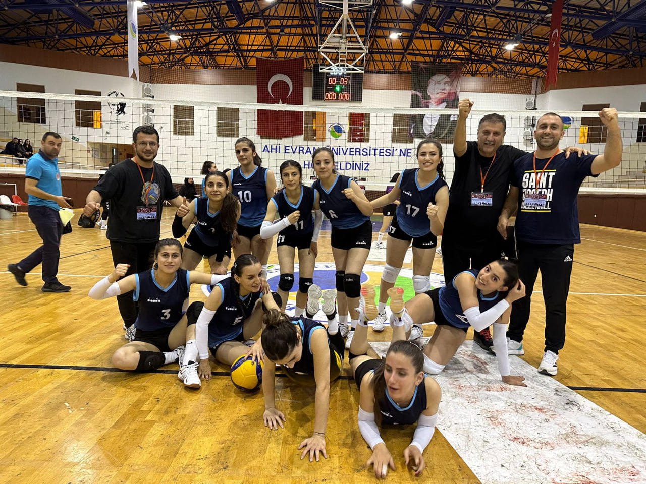 Siirt Kyk Yurt Voleybol Takımı Yarı Finalde