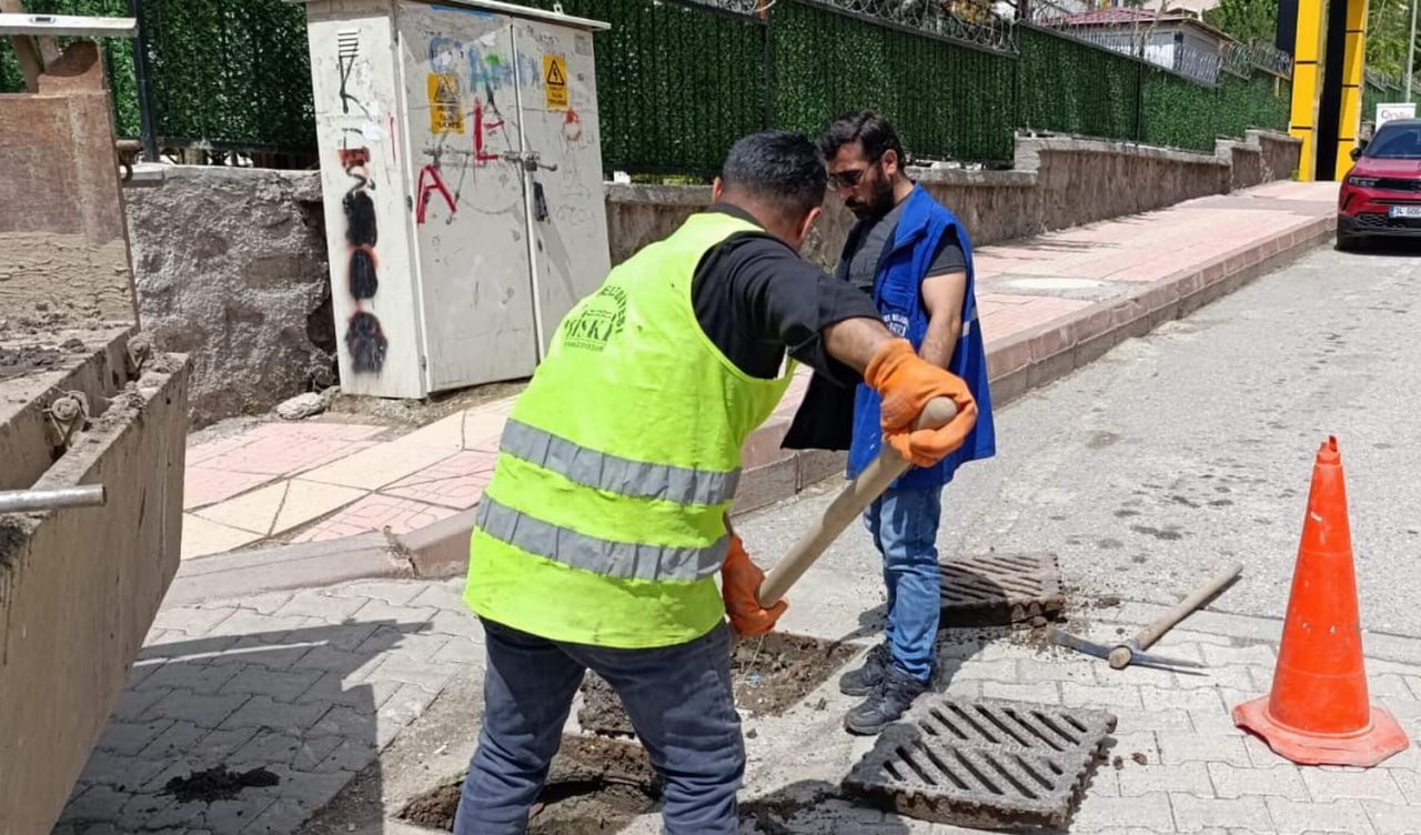 Siirt Belediyesi Atıklar Nedeniyle Tıkanan Kanalları Temizliyor | Siirt Olay Haber