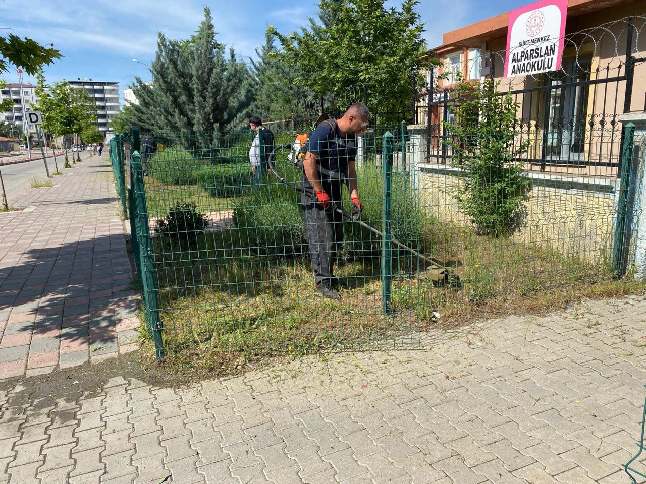 Siirt'Te Park, Bahçelerde Temizlik Ve Çim Biçme Çalışmaları Başlatıldı | Siirt Olay Haber