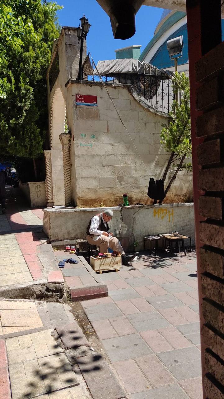 Siirt’te Cami Önünde Ekmeğini Kazanan Amca Dikkat Çekti | Siirt Olay Haber