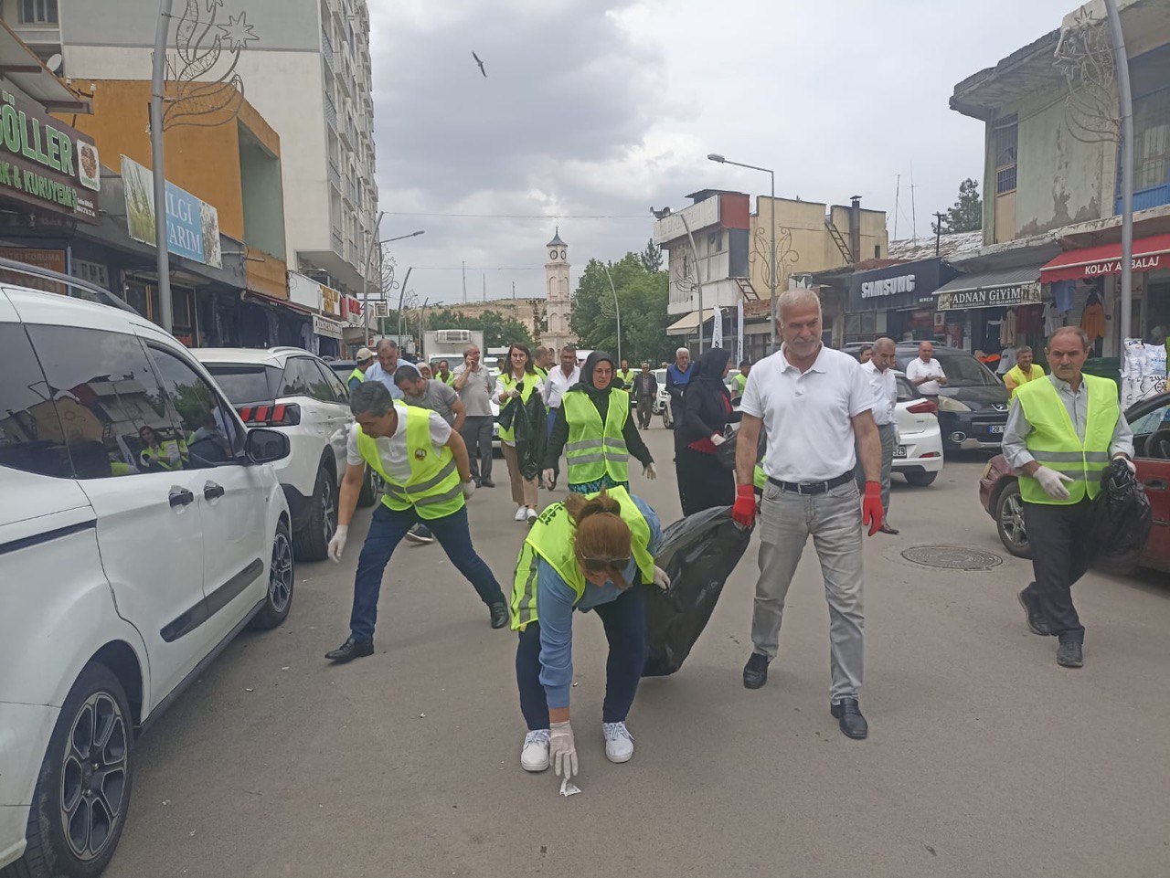 Kurtalan Belediye Başkanları Sokakları Temizledi | Siirt Olay Haber