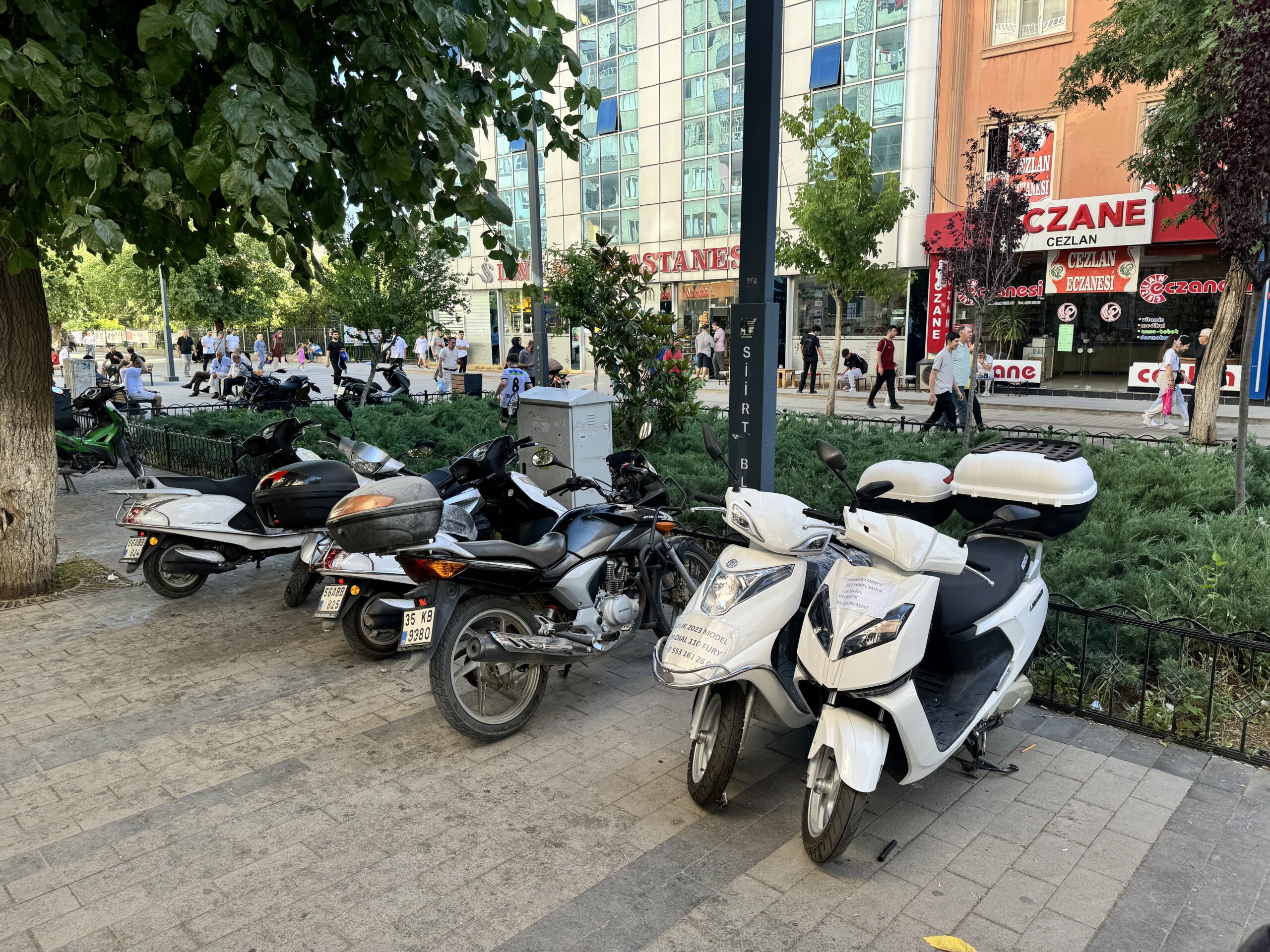 Güres Caddesi Motorların Park Yeri Oldu