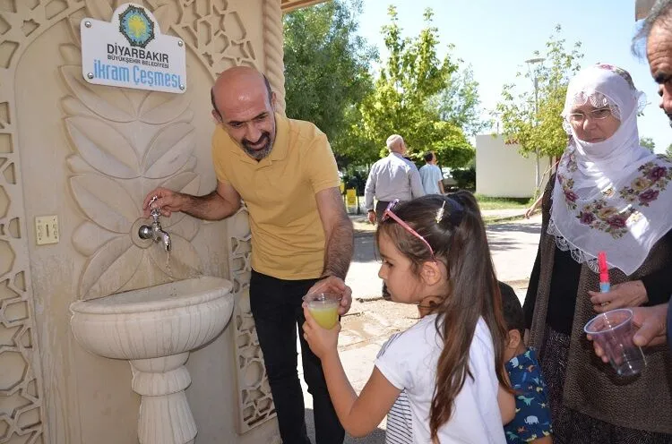 Diyarbakır’da Ücretsiz Limonata İkramı Yapılıyor