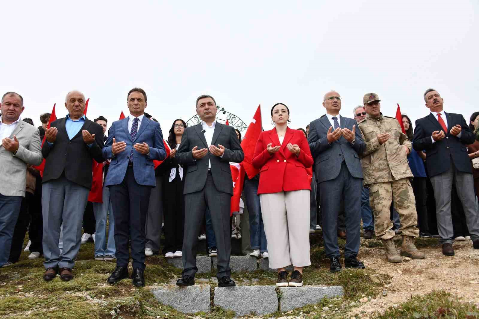 Gümüşhane’de Gençlerin Milli ve Manevi Değerleri Tanımaları İçin “Şehitlerin Yolunda” Projesi Kapsamında Kabaktepe Şehitliğinde Program Düzenlendi