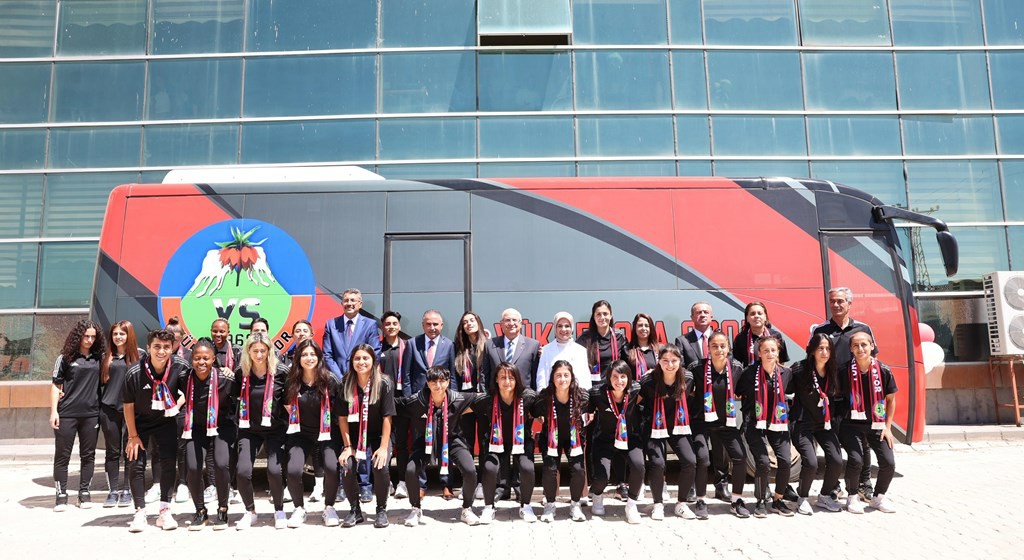 Bakan Göktaş Yüksekova Spor Kulübü Kadın Futbol Takımı Otobüs Teslim Töreni’ne Katıldı