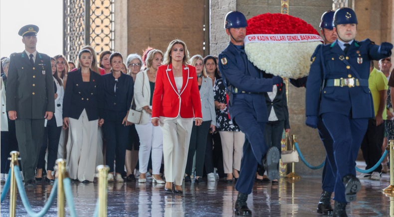 CHP Kadın Kolları Genel Başkanı Asu Kaya, Kadın Kolları MYK Üyeleri ile Anıtkabir’i Ziyaret Etti