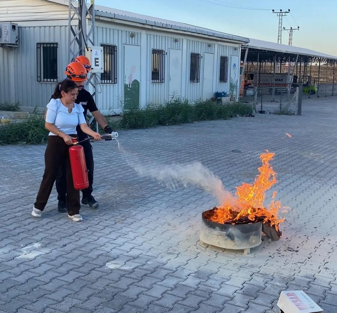 Adıyaman’da AFAD Gönüllüsü Gençler Yangın Söndürme, Kazaya Müdahale, Çadır Kurma, Enkaz Altında Arama Kurtarma Gibi Eğitimlerden Geçiyorlar