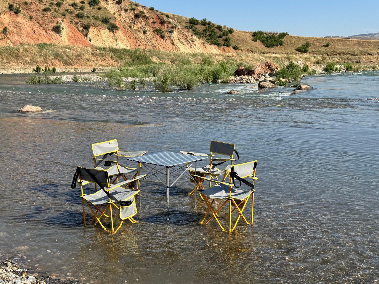 Siirt’te Suyu Gören Serinlemek İçin Sandalye Masasını Açıyor