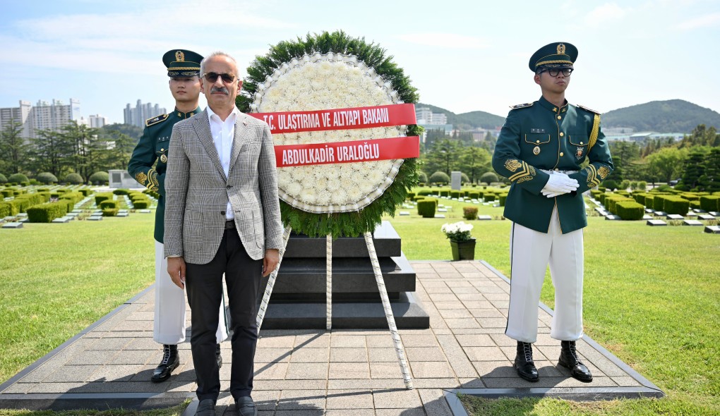 BAKAN URALOĞLU, BUSAN’DA YATAN KORE ŞEHİTLERİNİ ZİYARET ETTİ