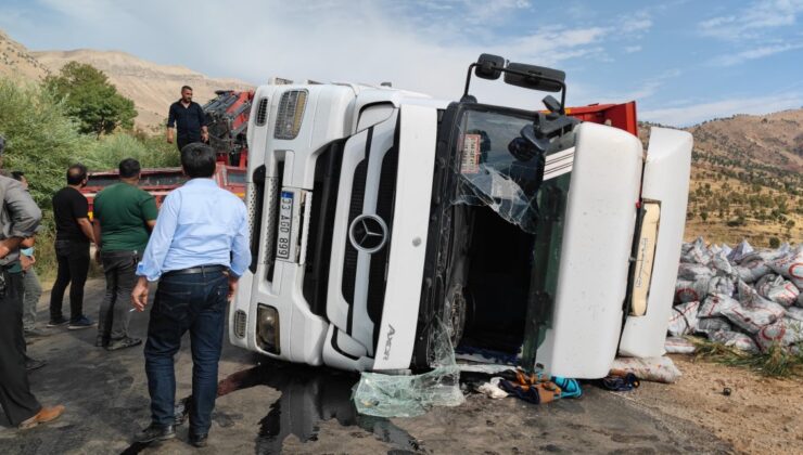 Siirt-Şırnak Karayolunda Kömür Yüklü Tır Devrildi: Yol Trafiğe Kapandı