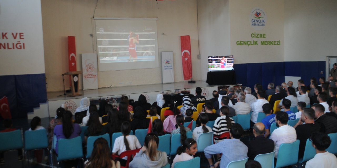 Vali Ekici, Milli Boksörün maçını Cizre’de vatandaşlarla dev ekrandan izledi