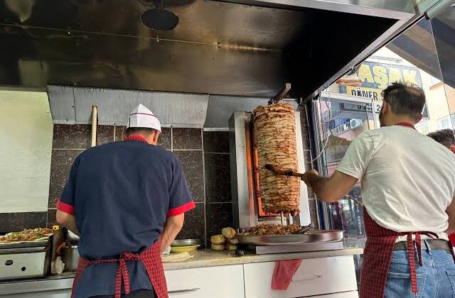 Siirtliler Tavuk Kıymalı Alıyor 