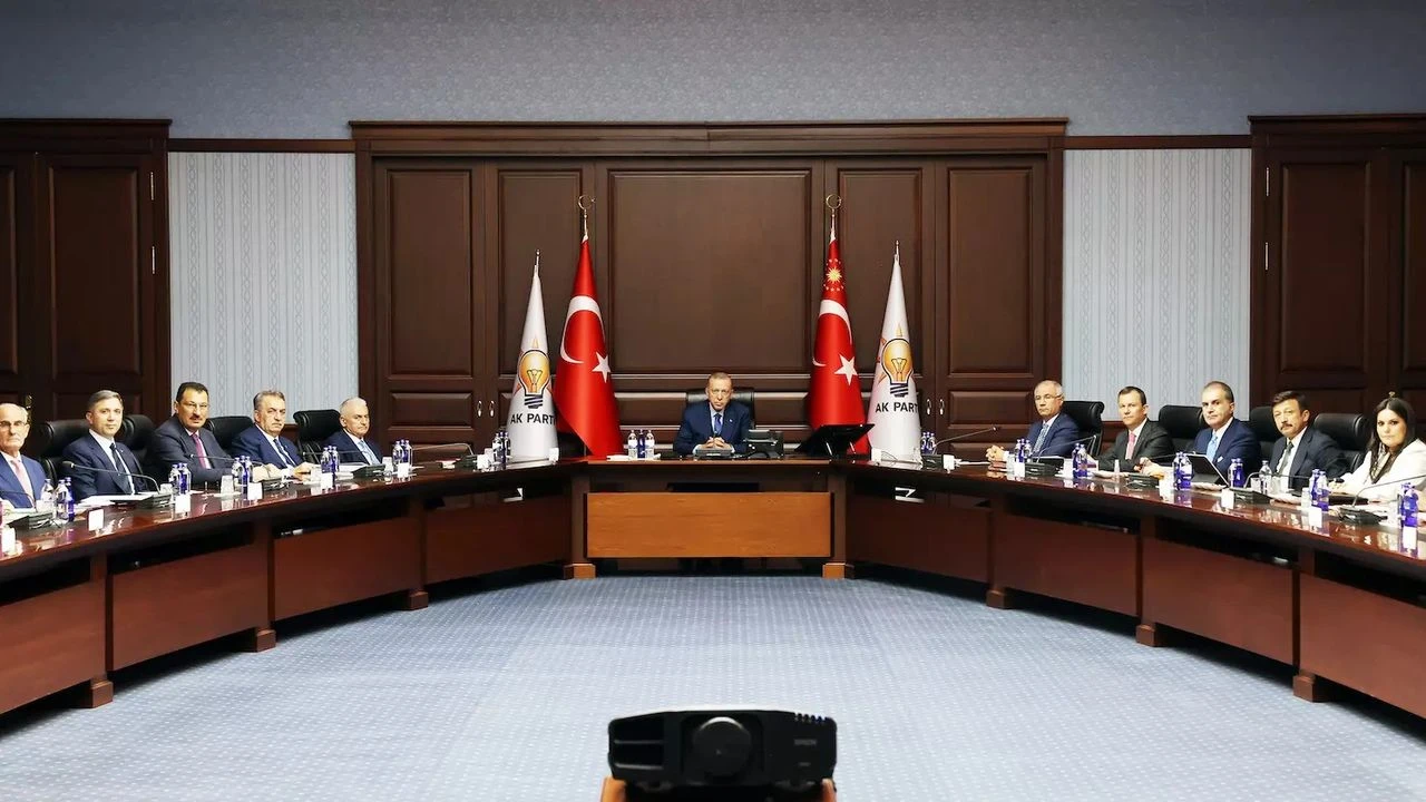 AK Parti kurmayları Erdoğan başkanlığında toplandı