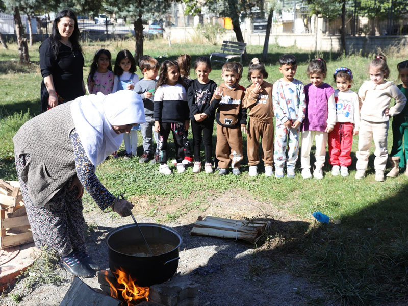 Zarokistanlı Çocuklardan Bağ Bozumu Ve Bulamaç Etkinliği2