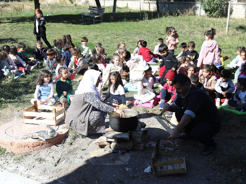 Zarokistanlı Çocuklardan Bağ Bozumu Ve Bulamaç Etkinliği3