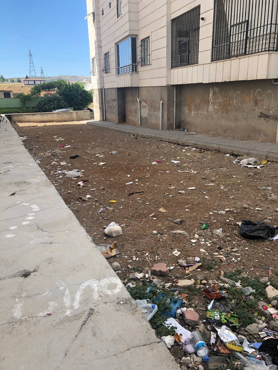 Siirt’te Apartman Boşluğundaki Pislikler Vatandaşı Bezdirdi