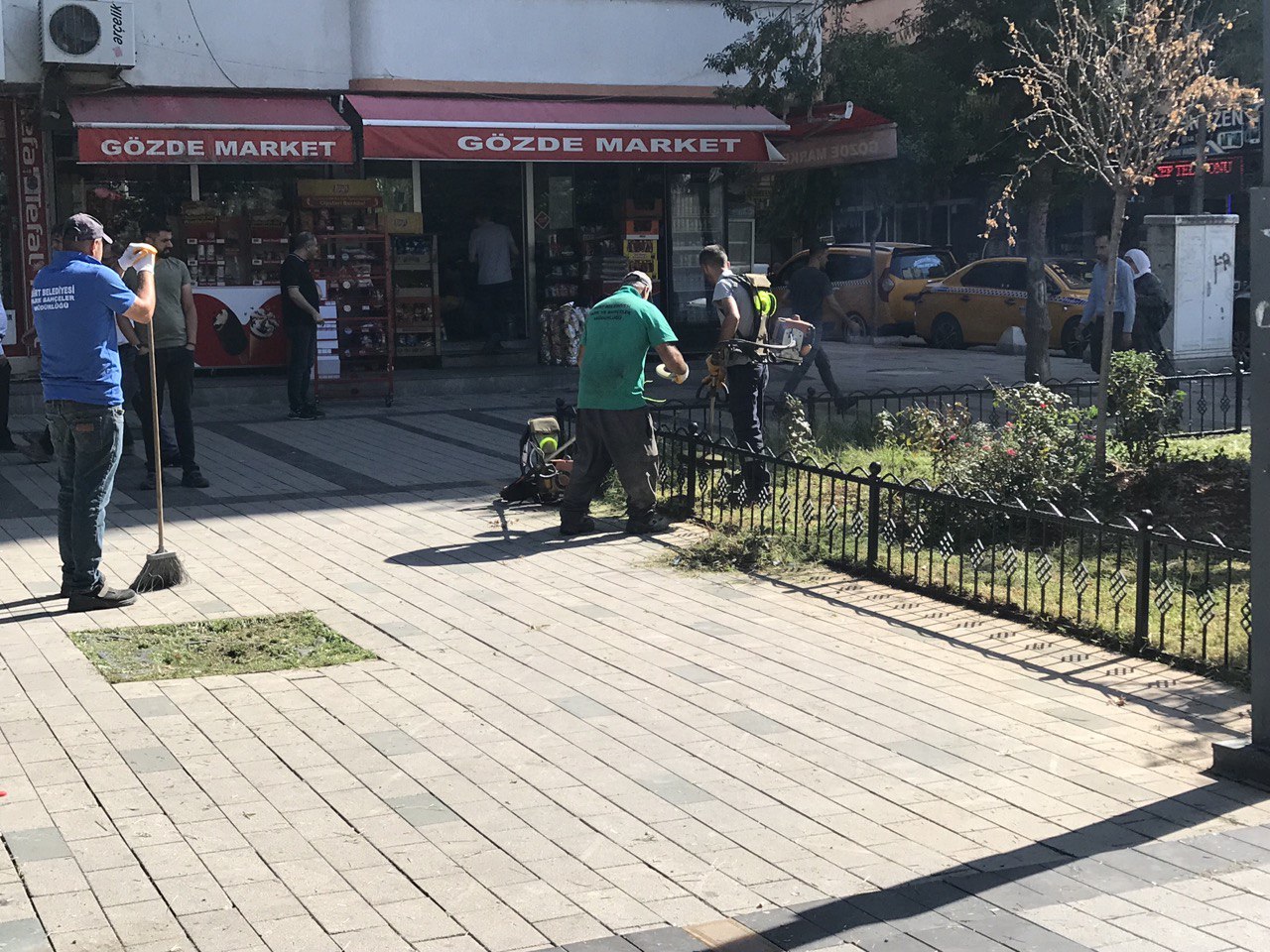 Siirt’te Güres Caddesinde Bahçe Temizliği Başladı