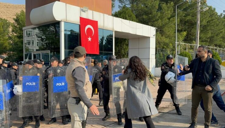 Ahmet Türk’Ün Belediye Binasına Girişine Polis Engeli