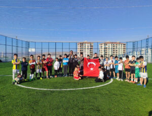 Siirt Gençlik ve Spor Parkında Futbol Antrenmanı