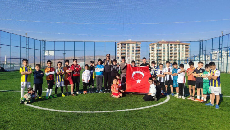 Siirt Gençlik Ve Spor Parkında Futbol Antrenmanı