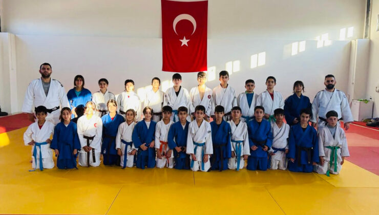 Siirt’te Gençler Judo Antrenmanında