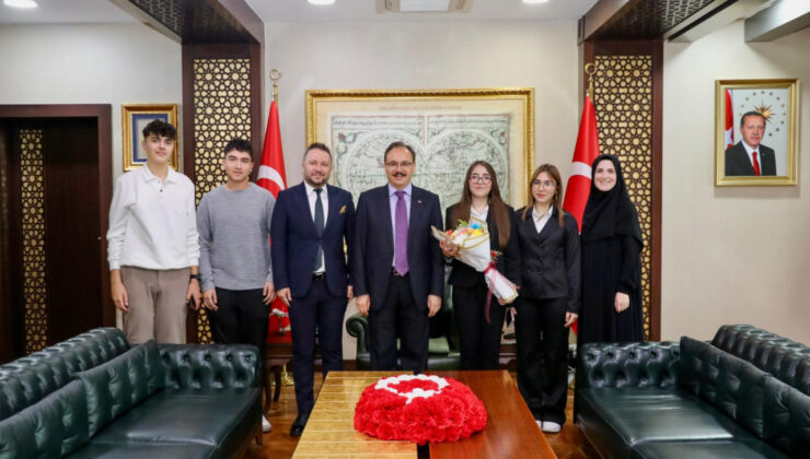 Siirt Valisi Dünya Çocuk Hakları Günü’Nde Çocukları Makamında Ağırladı